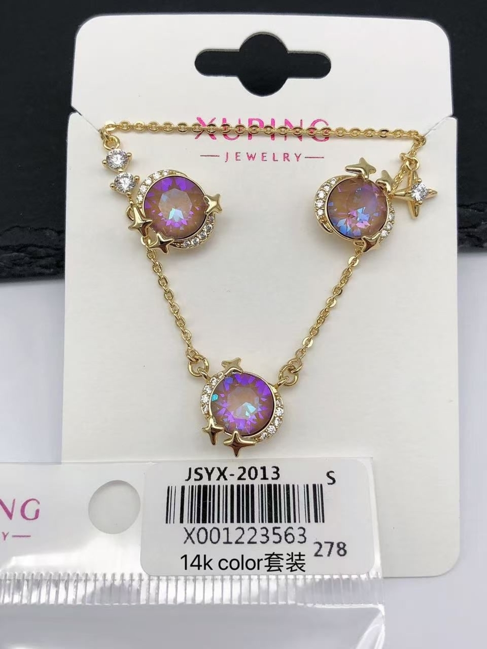 Set with chain and a pair of stud earrings